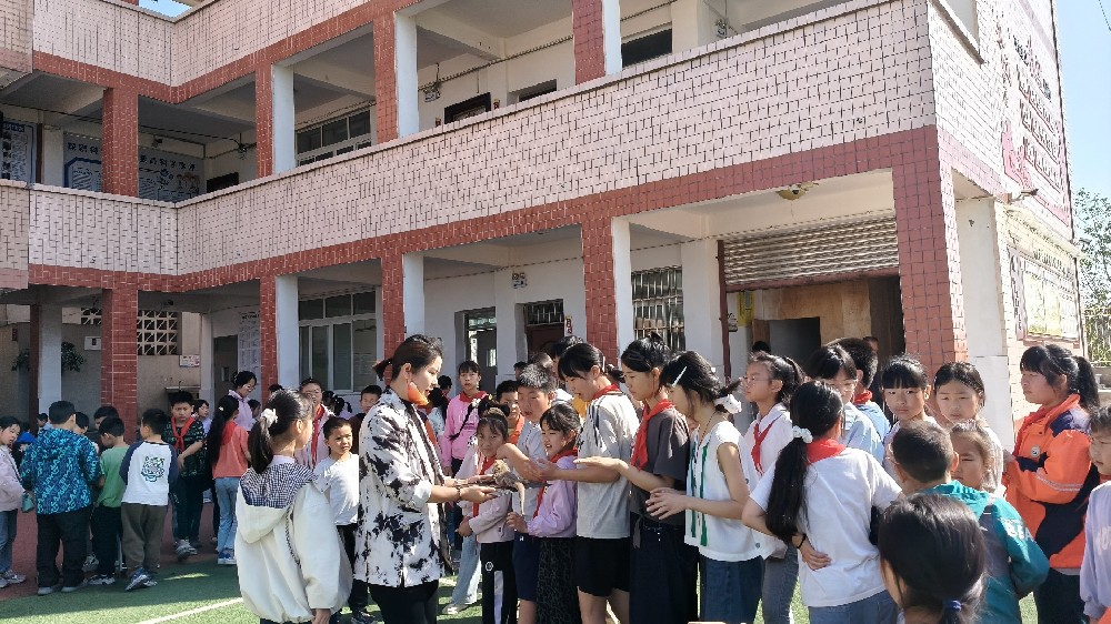 探索昆虫世界 感受自然奥秘——广兴小学2026年科学副校长专题讲座隆重举行